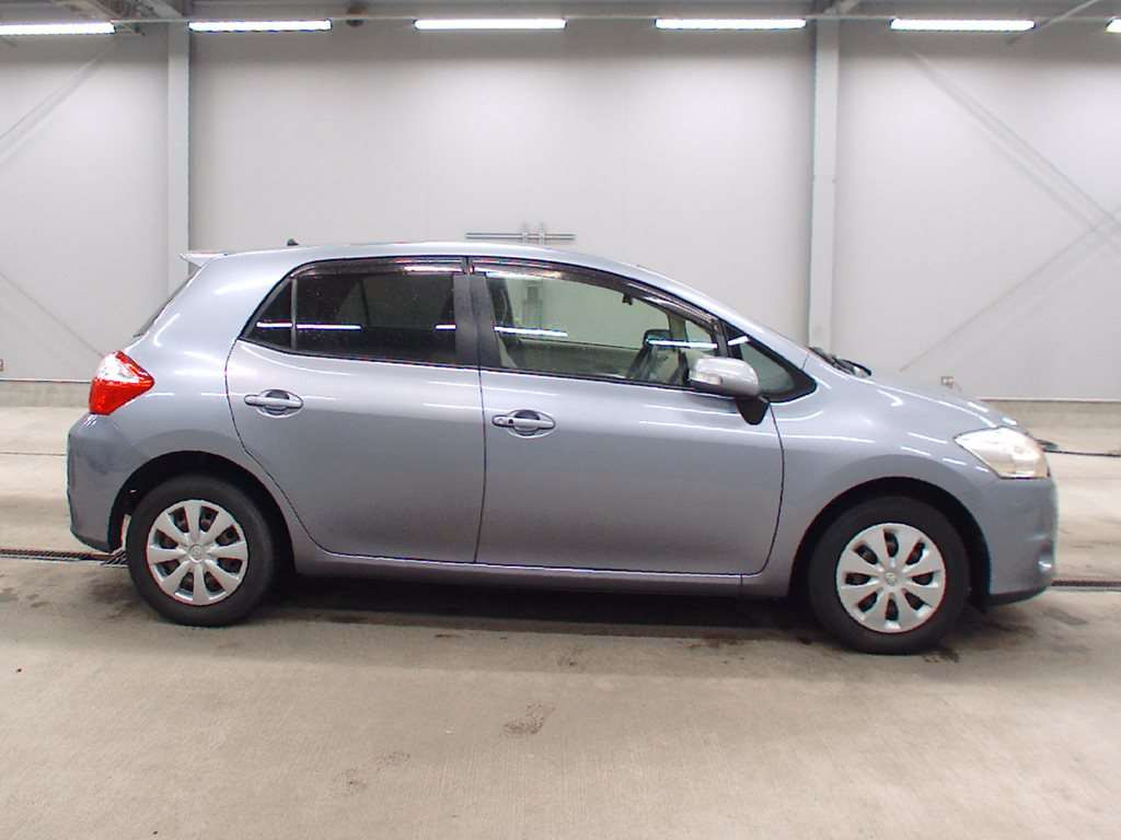 2010 Toyota Auris ZRE154H[2]