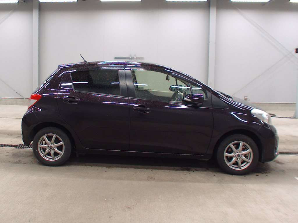 2013 Toyota Vitz NSP130[2]