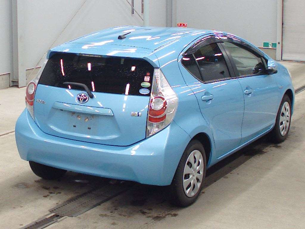 2014 Toyota Aqua NHP10[1]