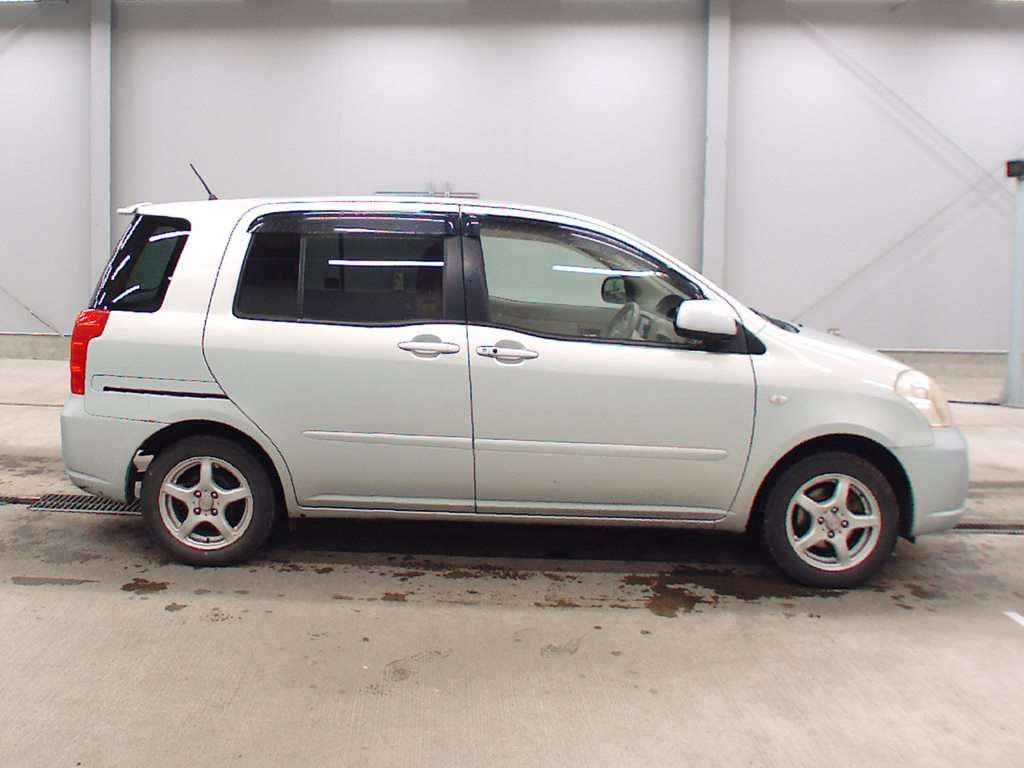 2005 Toyota Raum NCZ25[2]