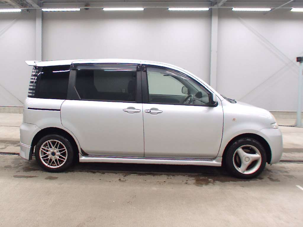 2004 Toyota Sienta NCP85G[2]