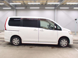 2005 Nissan Serena