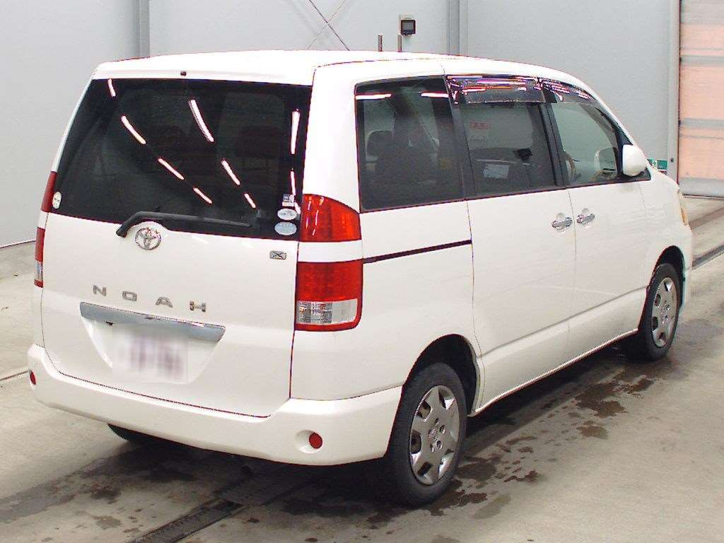 2005 Toyota Noah AZR65G[1]