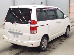 2005 Toyota Noah