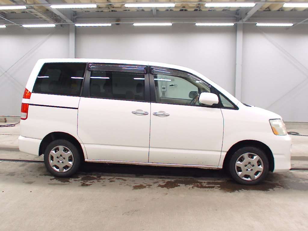 2005 Toyota Noah AZR65G[2]