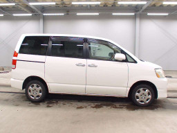 2005 Toyota Noah