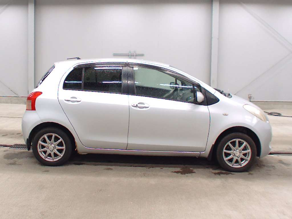 2005 Toyota Vitz SCP90[2]