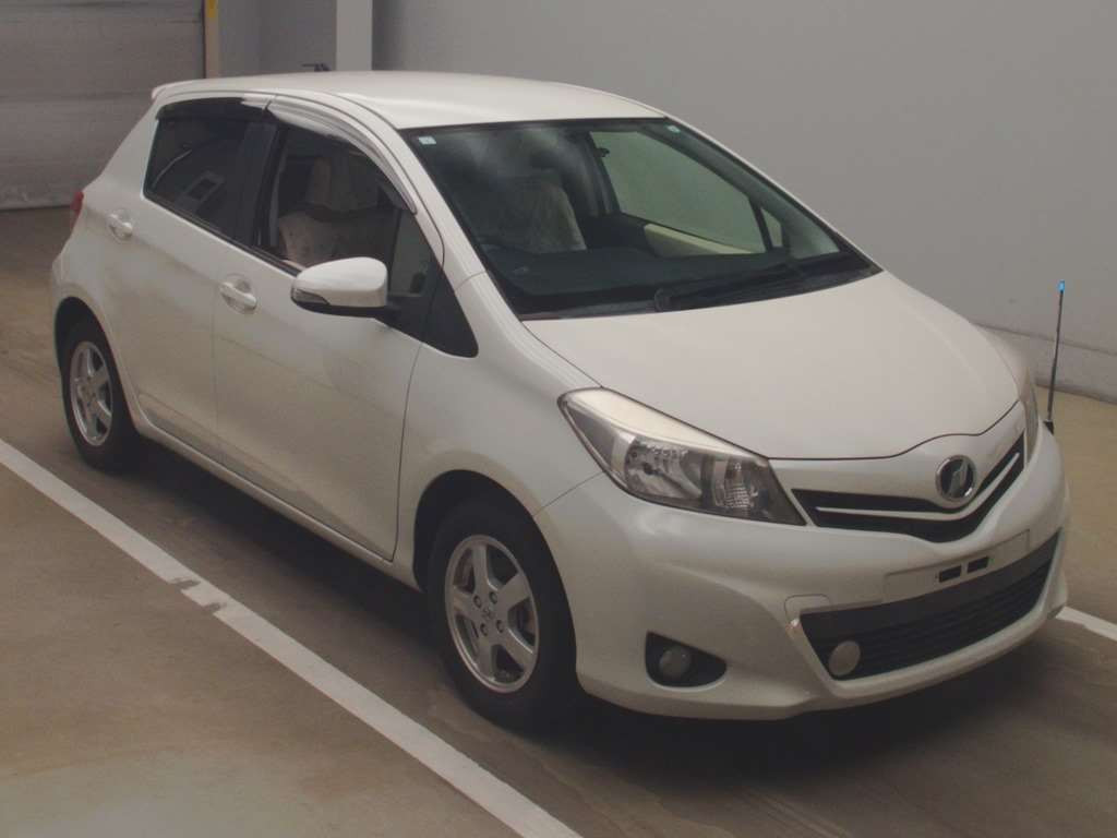 2013 Toyota Vitz NSP130[2]