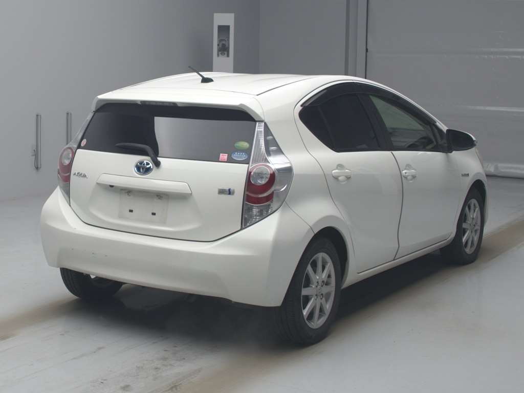 2012 Toyota Aqua NHP10[1]