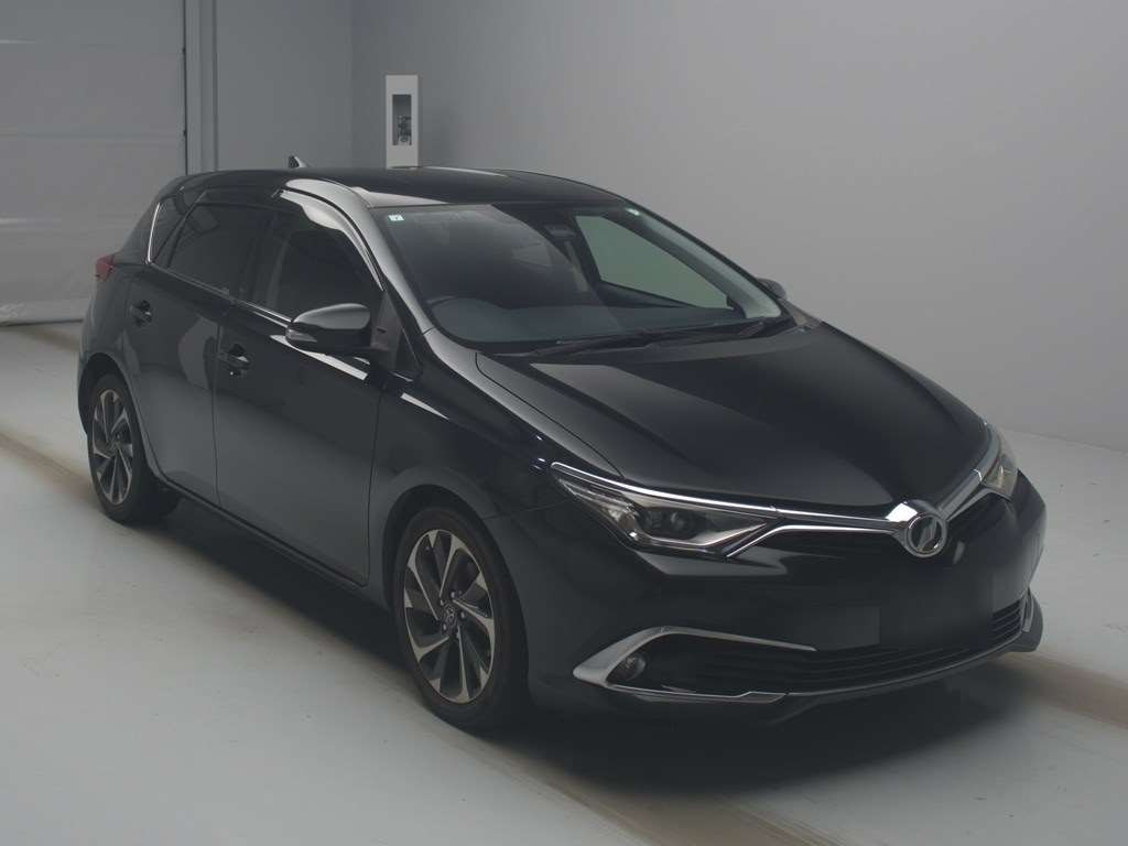 2015 Toyota Auris NRE185H[2]