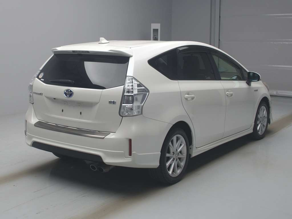 2012 Toyota Prius alpha ZVW40W[1]