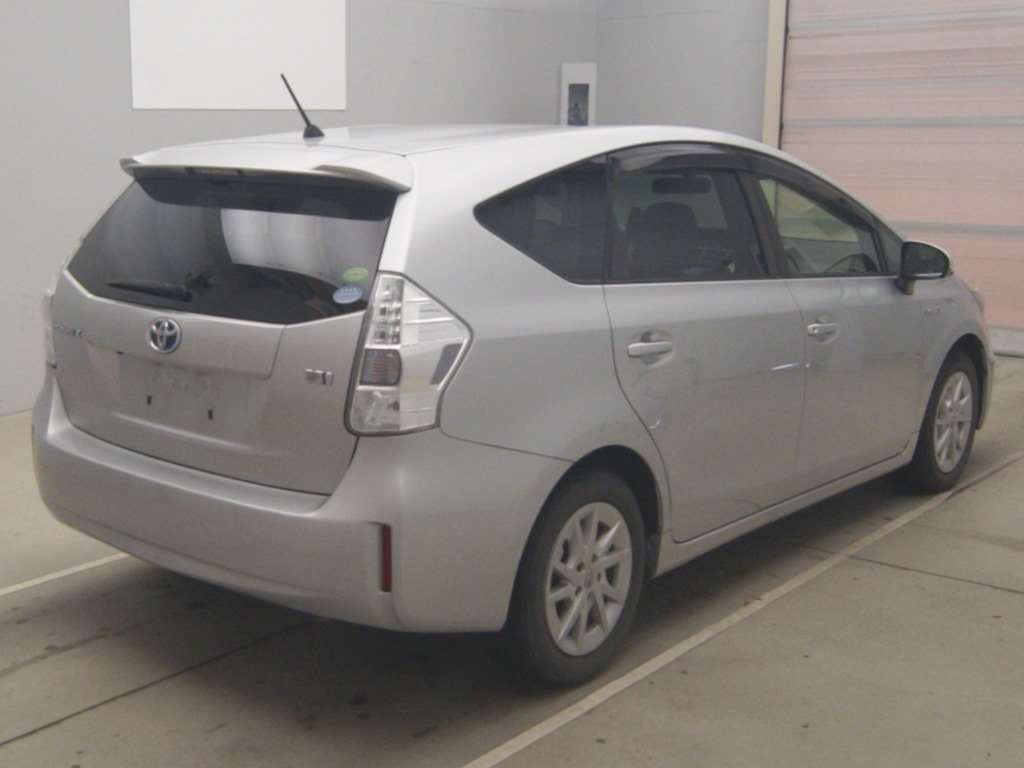 2014 Toyota Prius alpha ZVW40W[1]