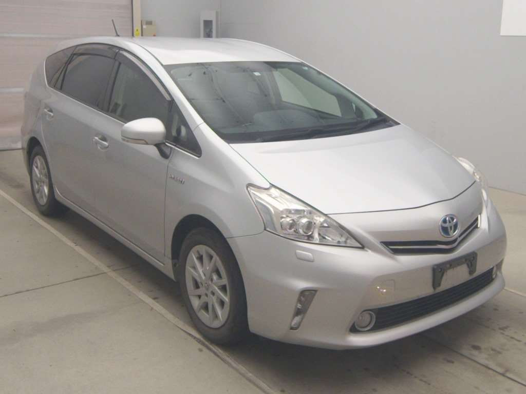 2014 Toyota Prius alpha ZVW40W[2]