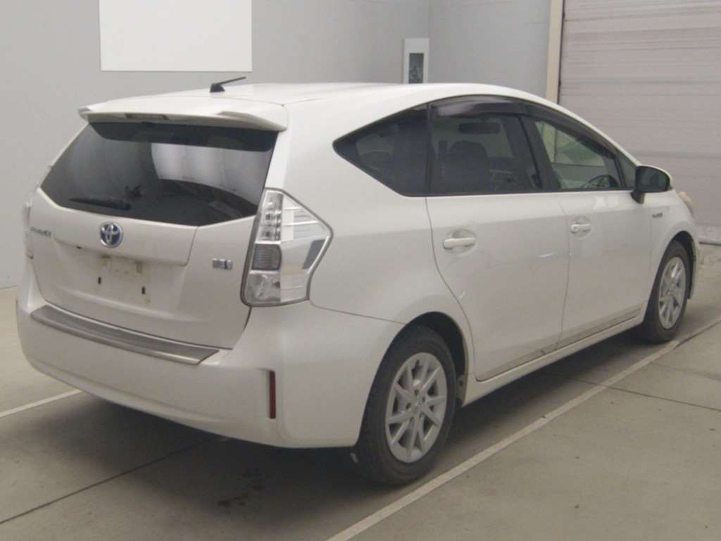 2011 Toyota Prius alpha ZVW41W[1]