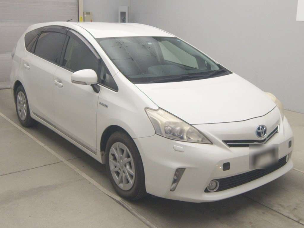 2011 Toyota Prius alpha ZVW41W[2]