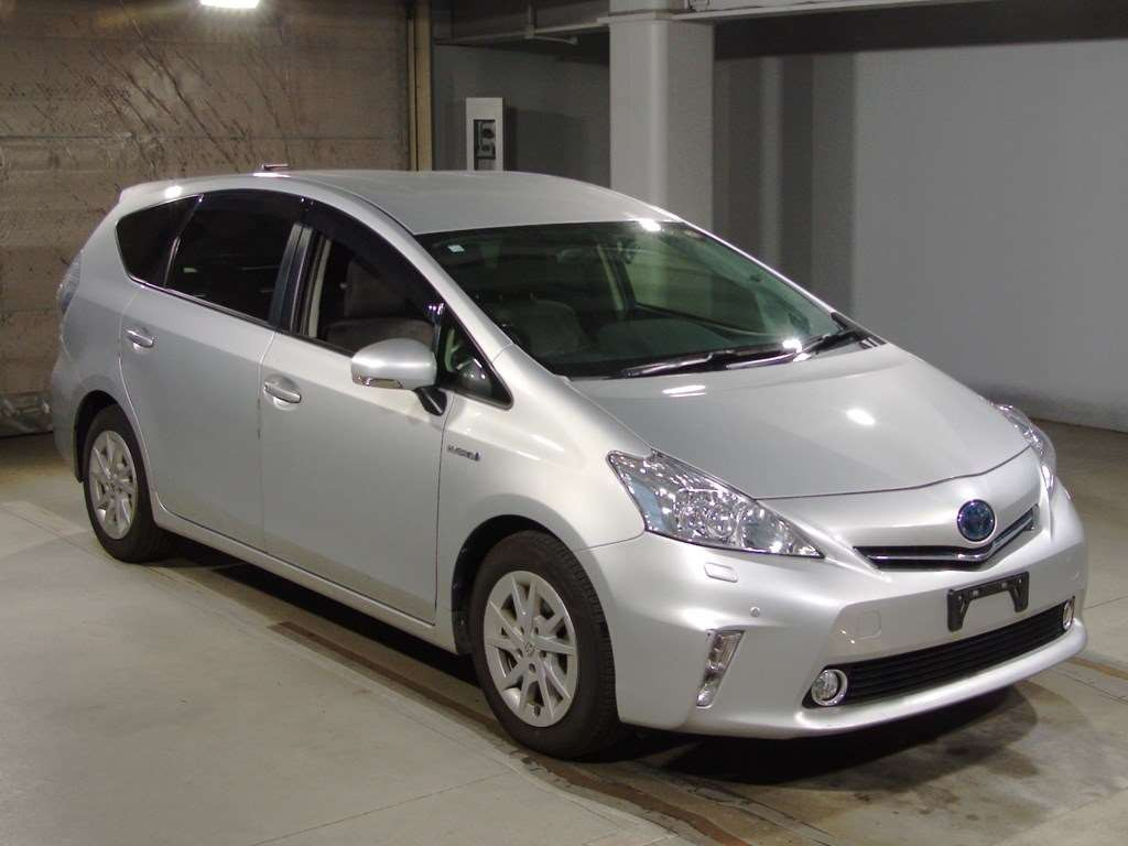 2014 Toyota Prius alpha ZVW41W[2]