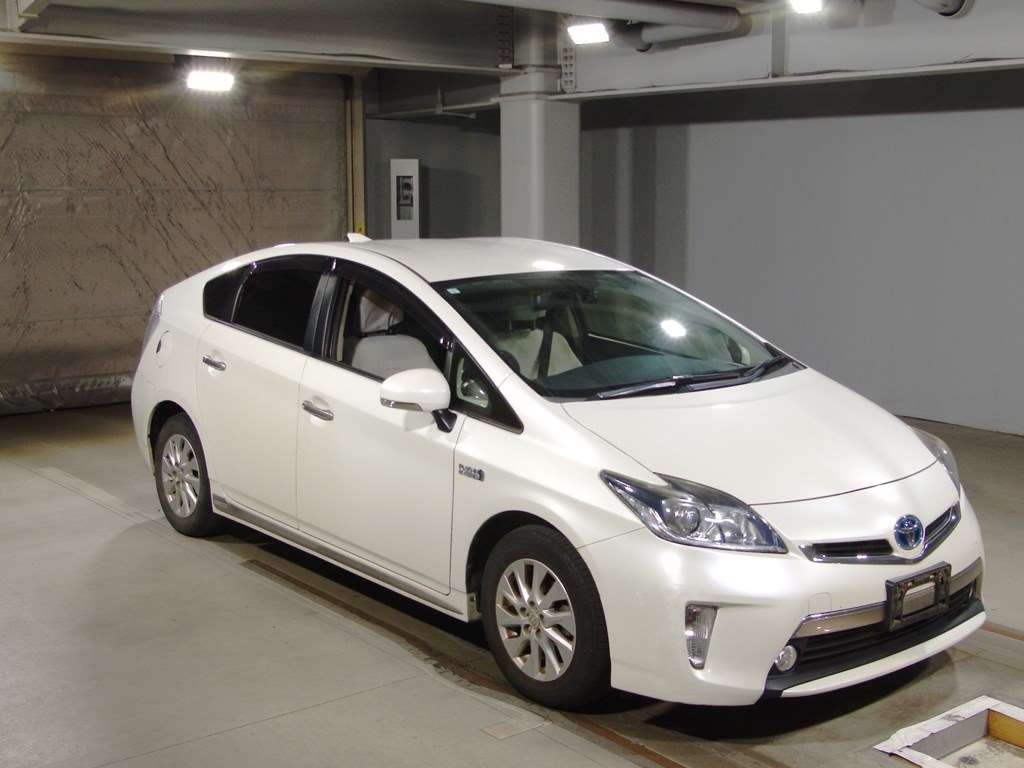 2015 Toyota Prius PHV ZVW35[2]