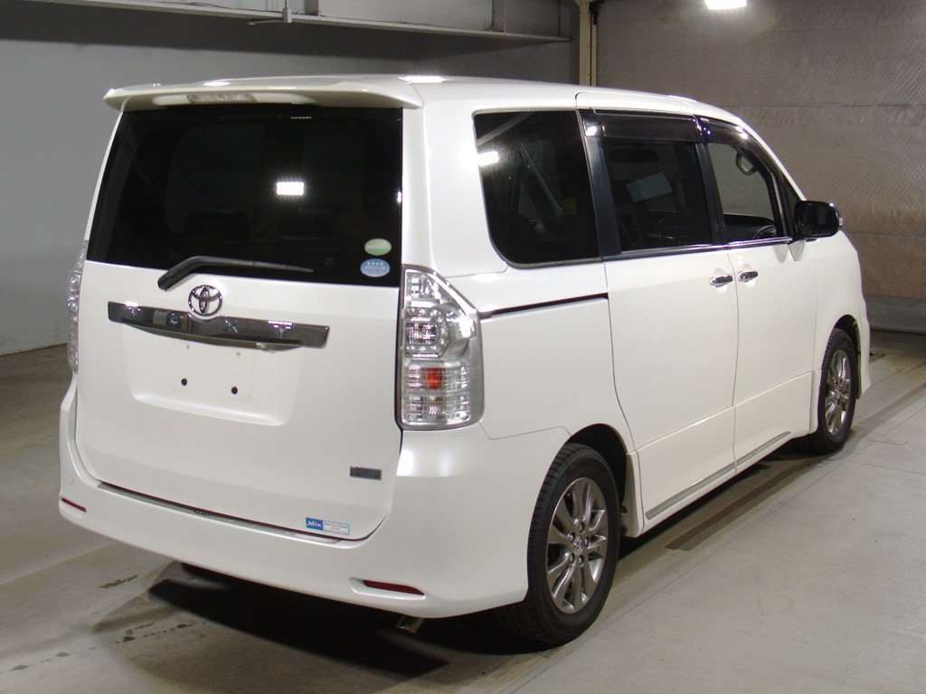 2013 Toyota Voxy ZRR70W[1]