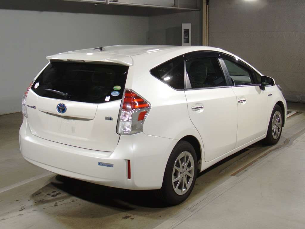 2016 Toyota Prius alpha ZVW41W[1]