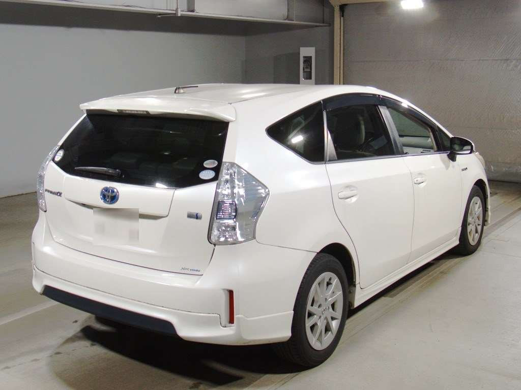 2011 Toyota Prius alpha ZVW40W[1]