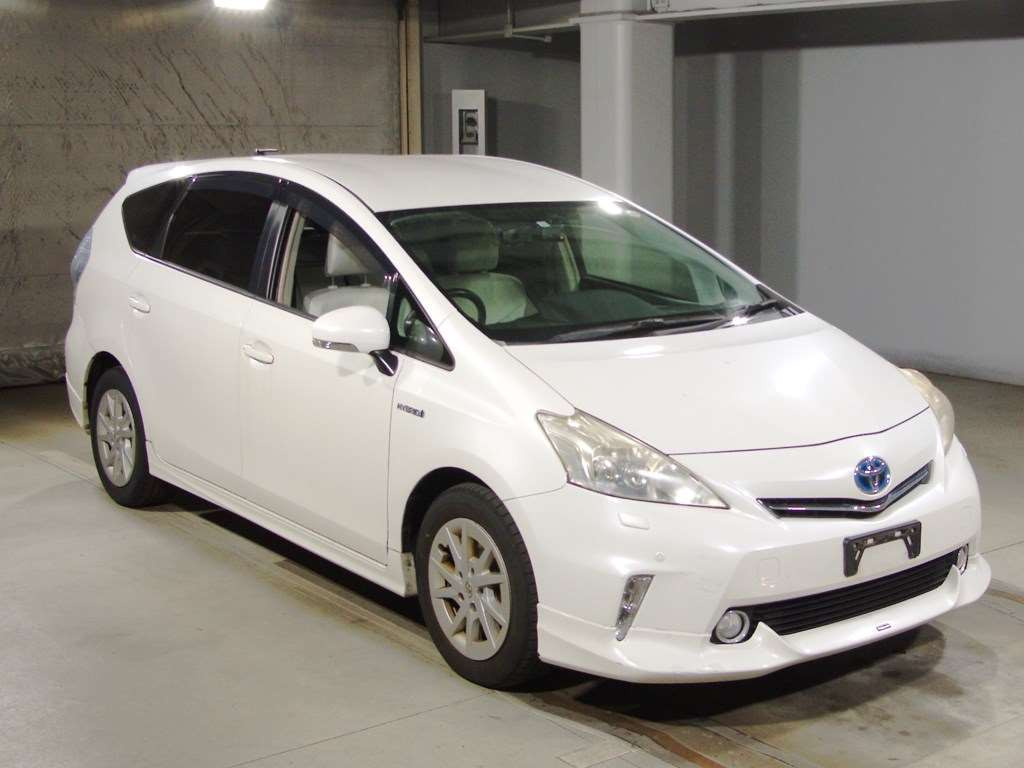 2011 Toyota Prius alpha ZVW40W[2]