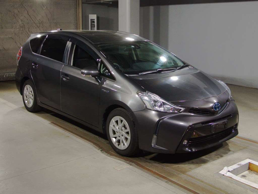 2015 Toyota Prius alpha ZVW41W[2]