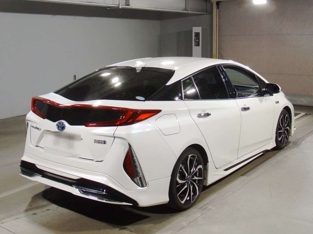 2017 Toyota Prius PHV ZVW52[1]