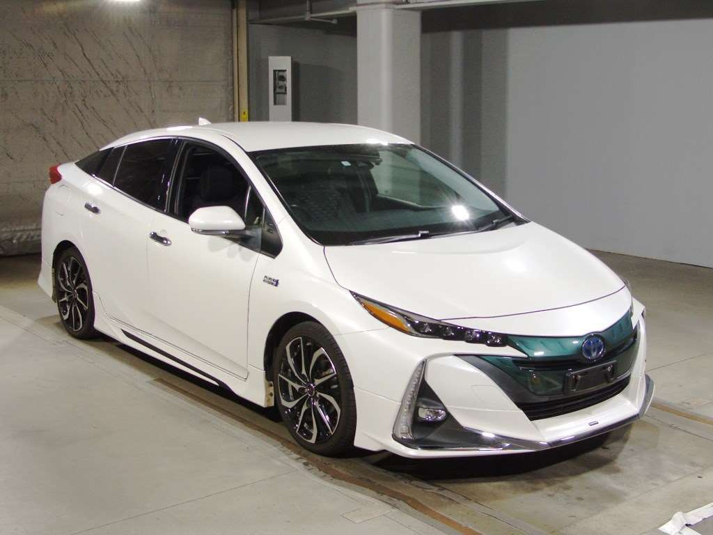 2017 Toyota Prius PHV ZVW52[2]