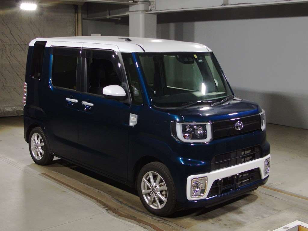 2022 Toyota Pixis Mega LA700A[2]