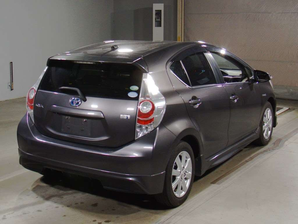 2014 Toyota Aqua NHP10[1]