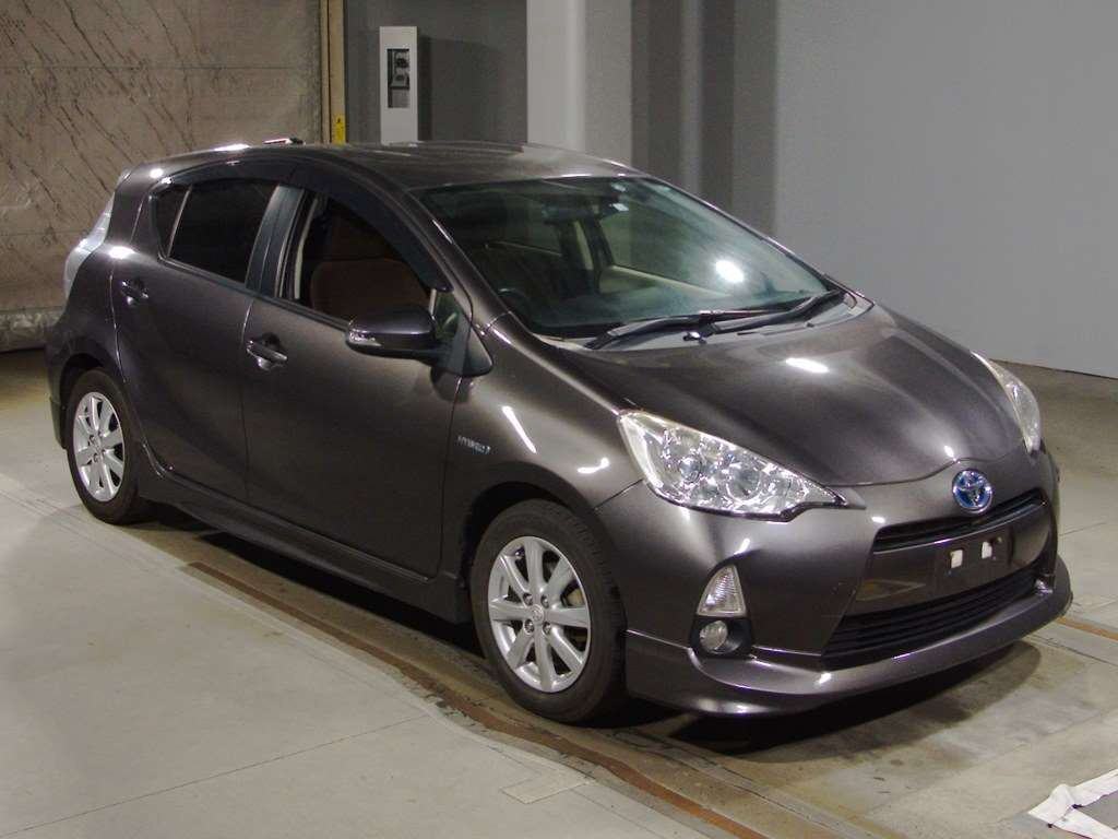 2014 Toyota Aqua NHP10[2]