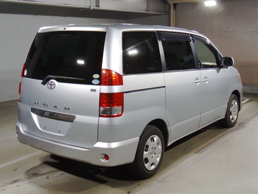 2004 Toyota Noah AZR60G[1]