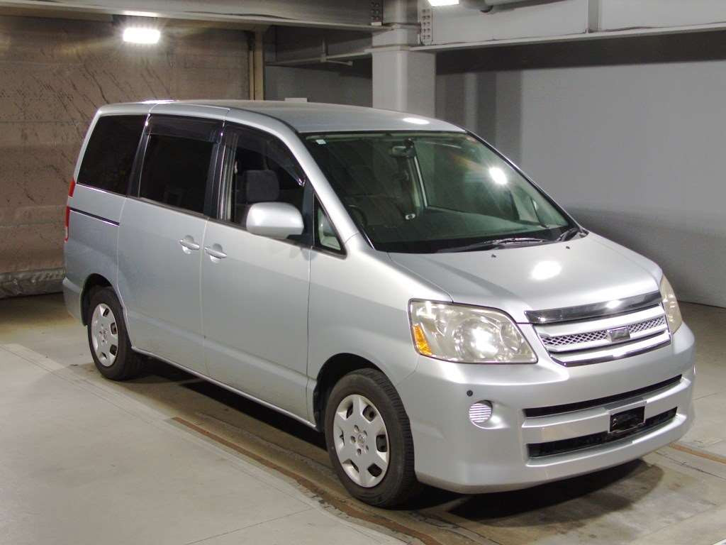 2004 Toyota Noah AZR60G[2]