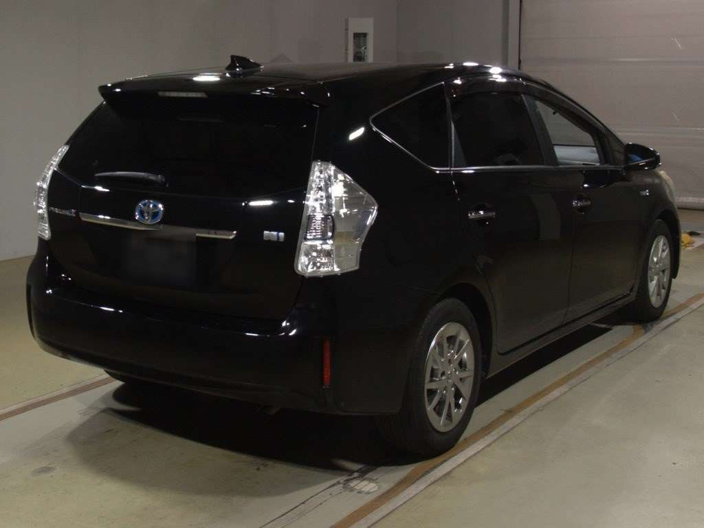 2013 Toyota Prius alpha ZVW41W[1]