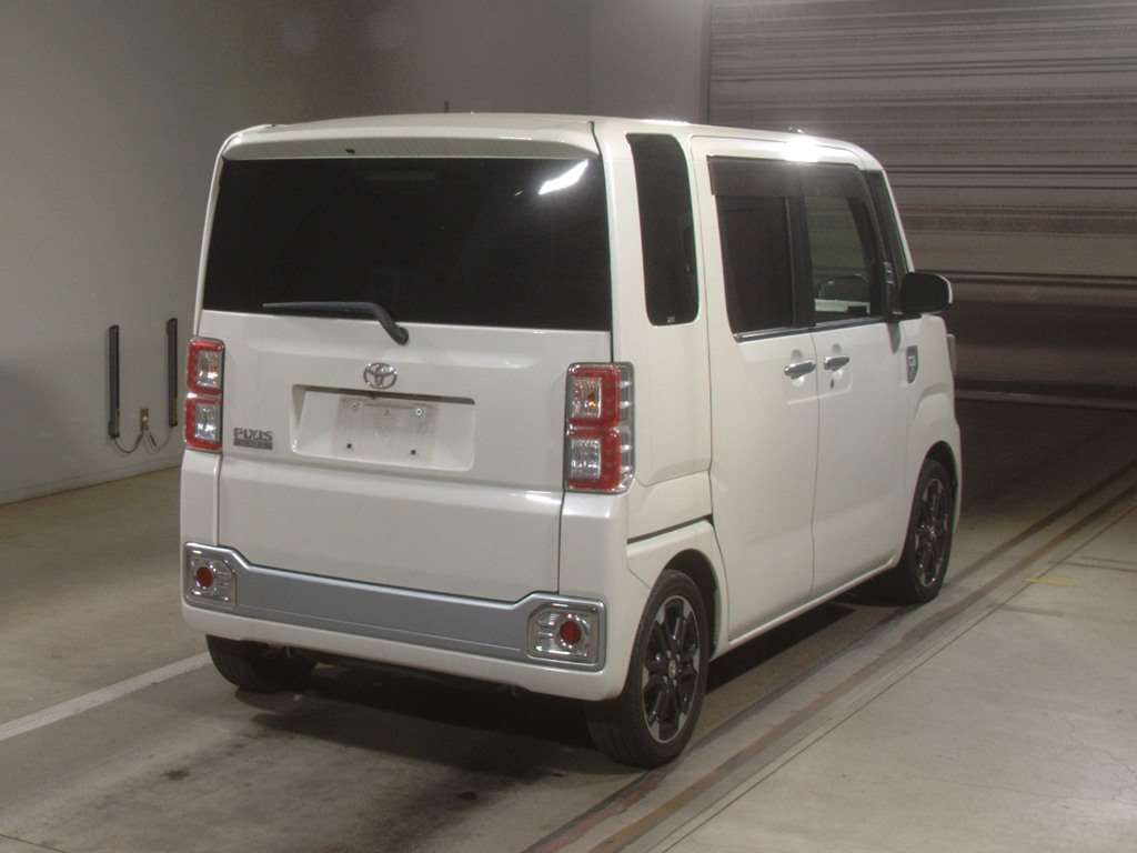 2015 Toyota Pixis Mega LA700A[1]