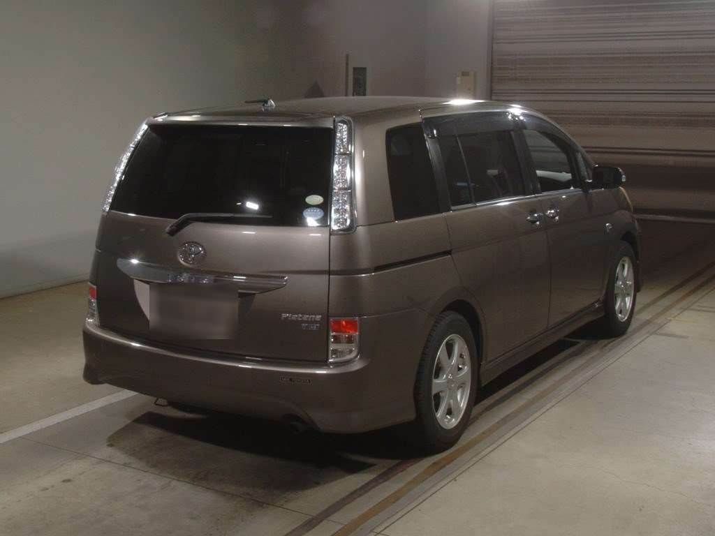 2011 Toyota Isis ZGM11W[1]