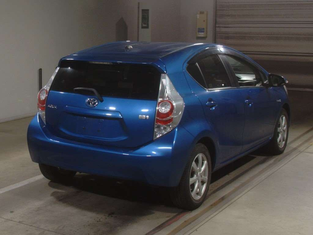 2014 Toyota Aqua NHP10[1]