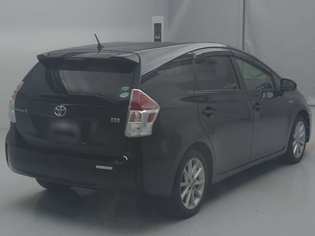 2016 Toyota Prius alpha ZVW41W[1]