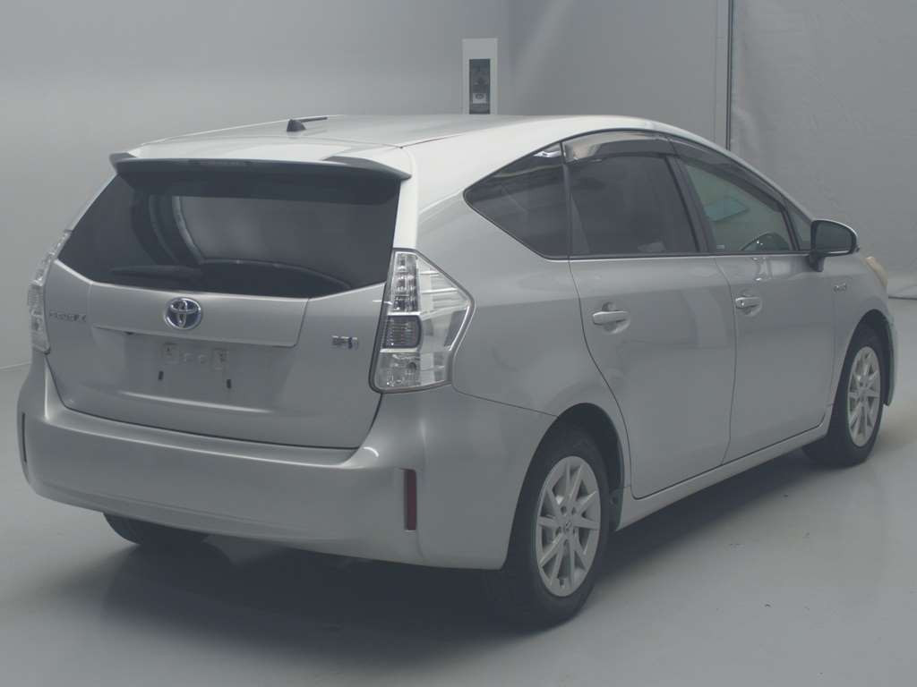 2011 Toyota Prius alpha ZVW41W[1]