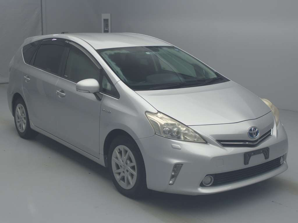 2011 Toyota Prius alpha ZVW41W[2]