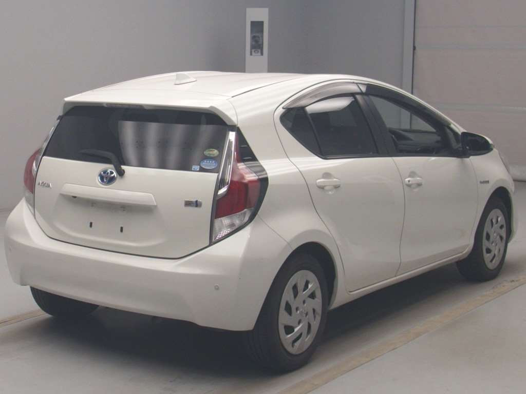 2016 Toyota Aqua NHP10[1]