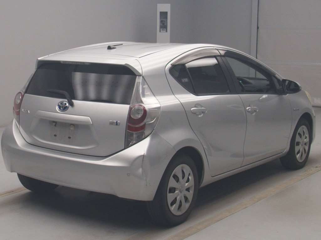 2014 Toyota Aqua NHP10[1]