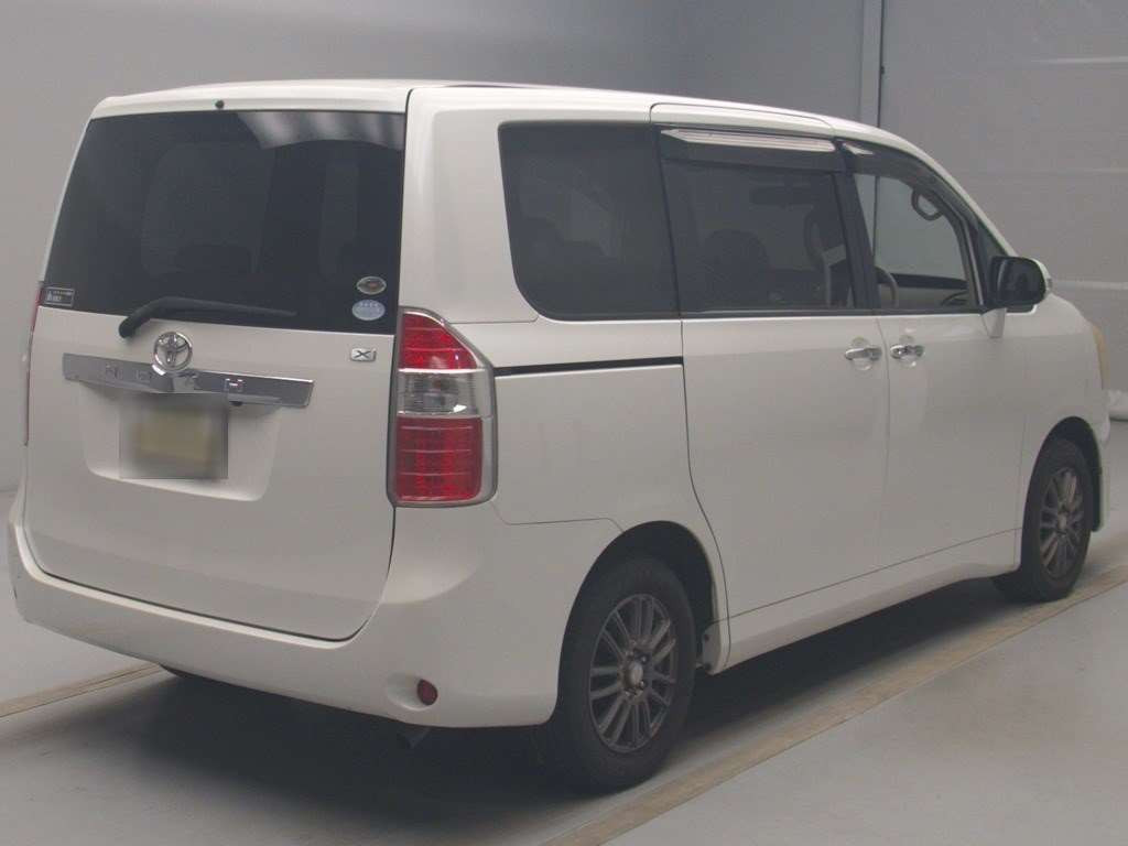 2010 Toyota Noah ZRR70G[1]