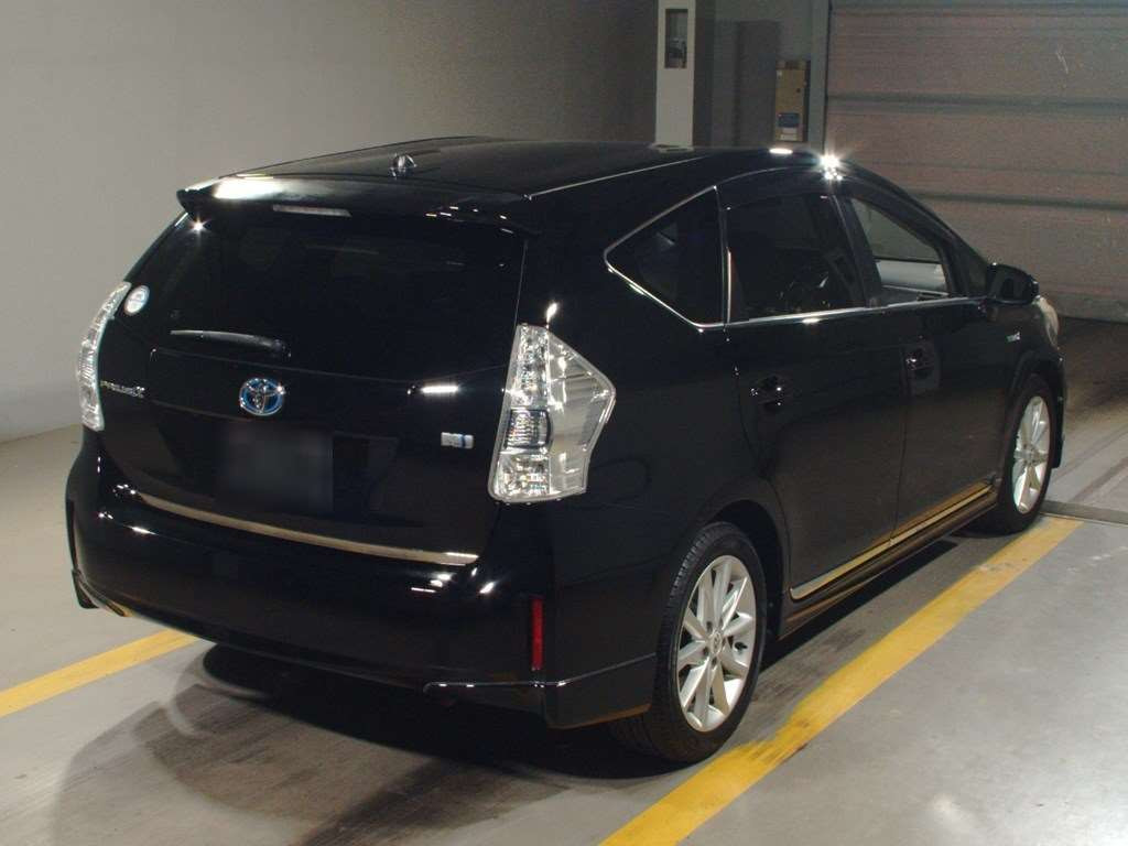 2012 Toyota Prius alpha ZVW41W[1]