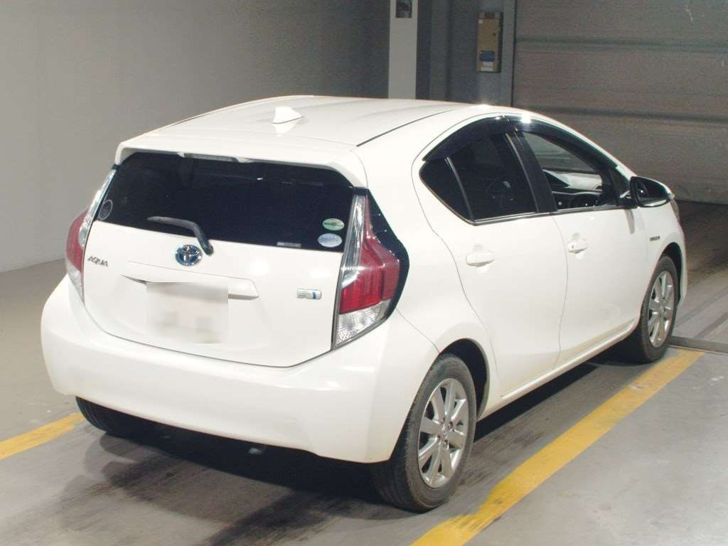 2015 Toyota Aqua NHP10[1]