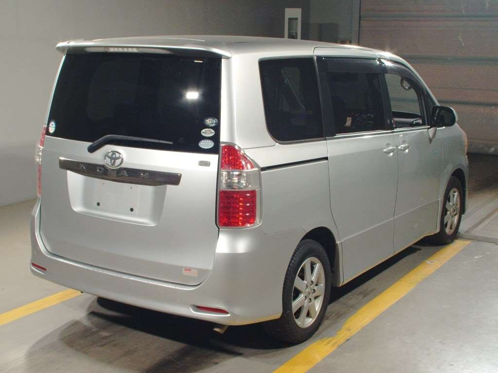 2007 Toyota Noah ZRR70W[1]