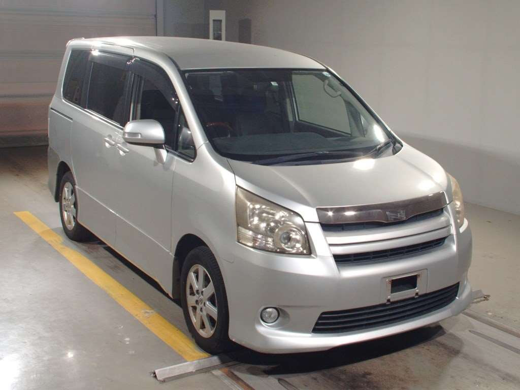 2007 Toyota Noah ZRR70W[2]