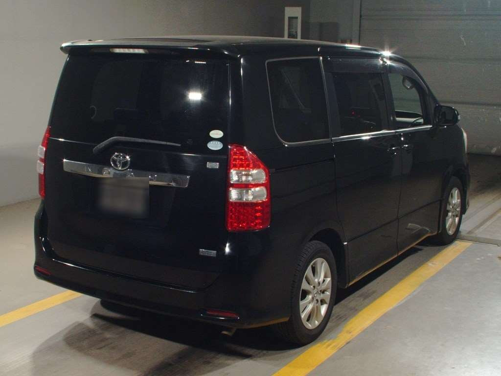 2010 Toyota Noah ZRR70W[1]