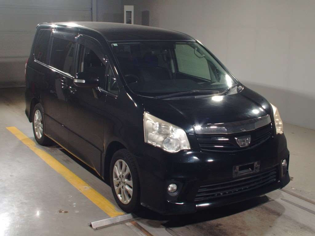 2010 Toyota Noah ZRR70W[2]