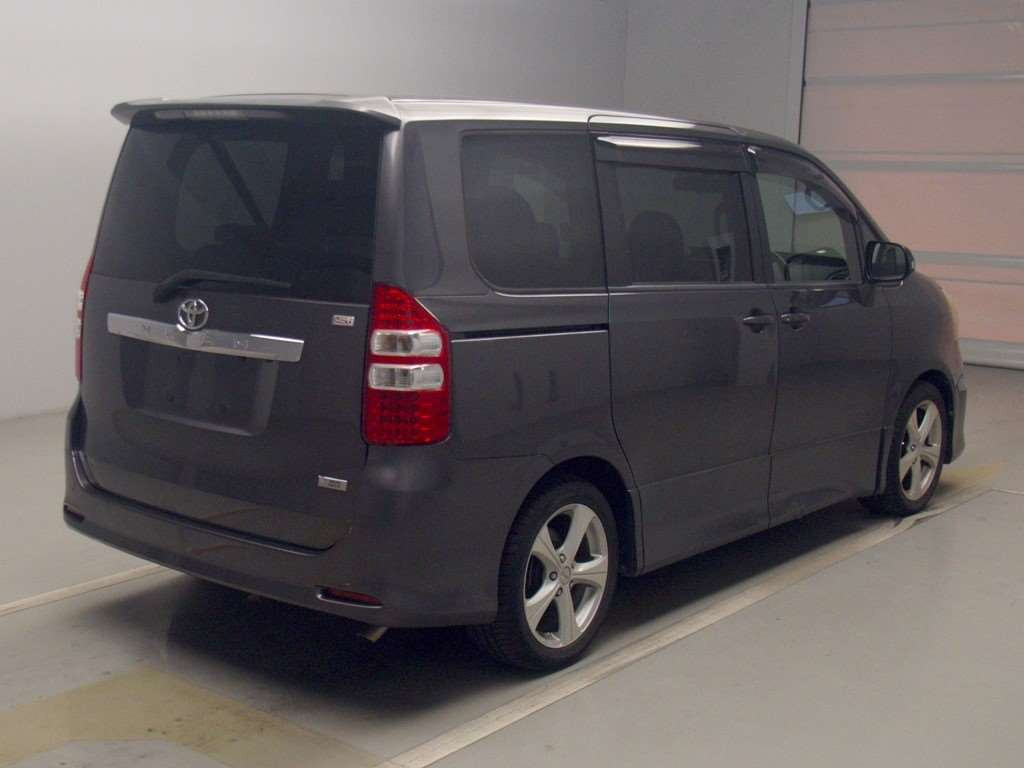 2010 Toyota Noah ZRR70W[1]